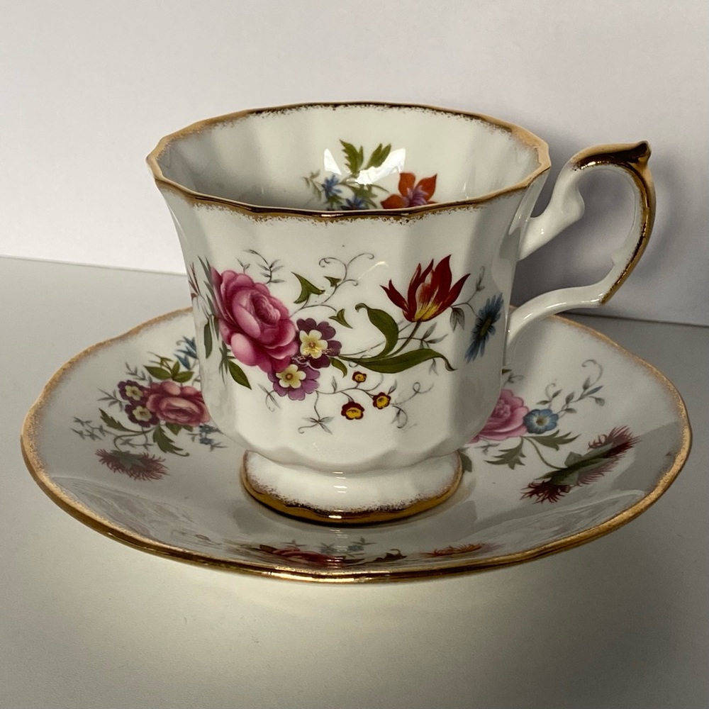 Elizabethan Fine Bone China Teacup & Saucer Roses Flowers EUC Vintage Pink gold
